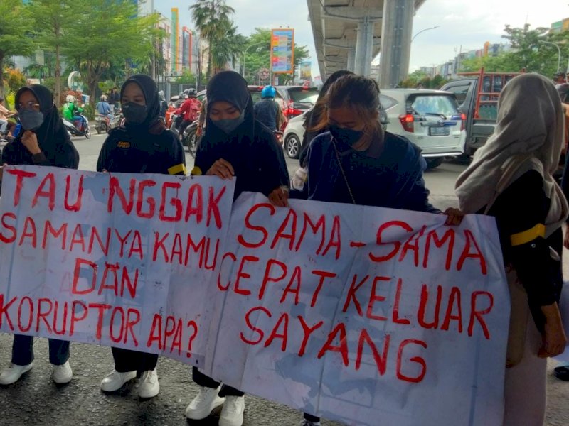 Tulisan Nyeleneh Massa Aksi di Demo Peringatan Hari Antikorupsi Sedunia di Makassar