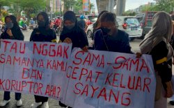 Tulisan Nyeleneh Massa Aksi di Demo Peringatan Hari Antikorupsi Sedunia di Makassar