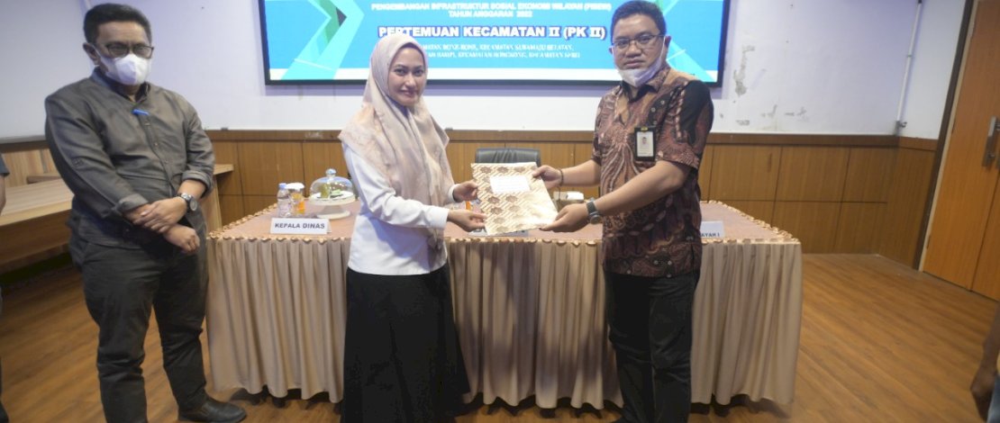 Penyerahan SK Hibah Infrastruktur kepada Pemerintah Kabupaten Luwu Utara, di Ruang Command Center Kantor Bupati, kemarin, Jumat, 9 Desember 2022.