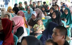 TNI Bagikan Bingkisan untuk Keluarga Beresiko Stunting di Bantaeng