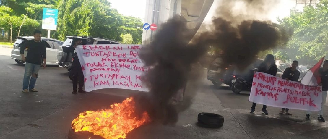 Hari HAM, Permahi Bakar Ban di Fly Over dan Tolak Politik Praktis Masuk Kampus 