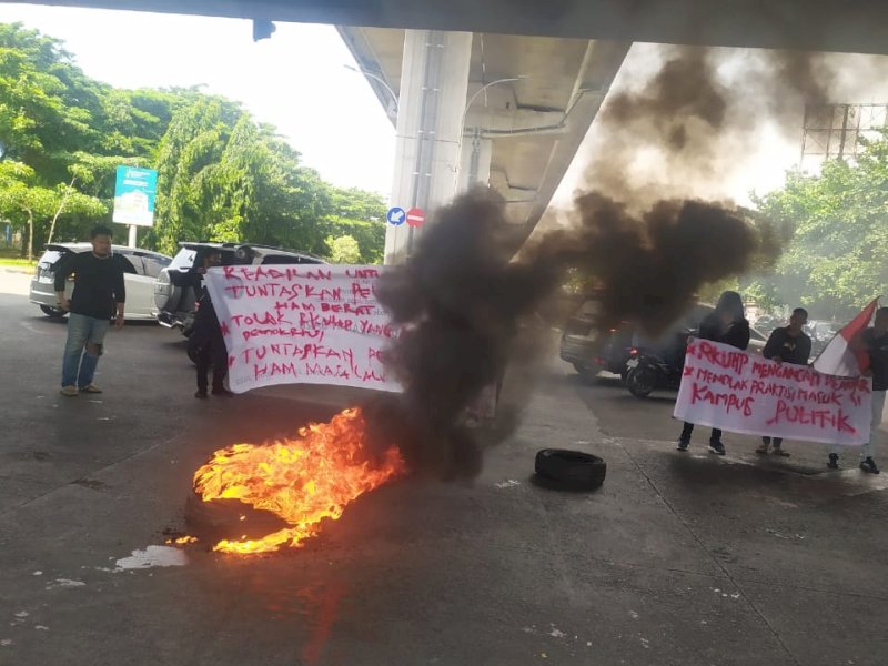 Hari HAM, Permahi Bakar Ban di Fly Over dan Tolak Politik Praktis Masuk Kampus 