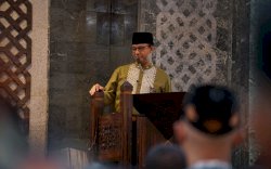 Sholat Berjamaah di Masjid Al-Markaz Makassar, Anies Baswedan Kagumi  Sosok Jenderal TNI M Yusuf