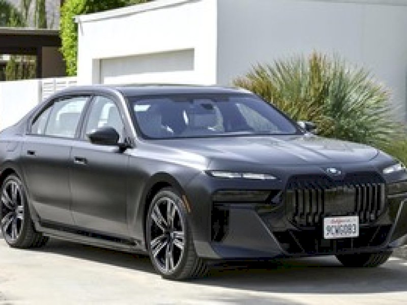 2023, BMW Bakal Pasarkan Mobil Listrik Mewahnya di Indonesia 