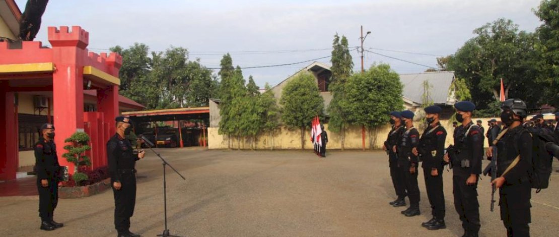 Komandan Batalyon (Danyon) C Pelopor Sat Brimob Polda Sulsel, Kompol Nur Ichsan, memimpin langsung pelaksanaan apel pagi, di Lapangan Mako Batalyon C Pelopor, Senin, 12 Desember 2022.