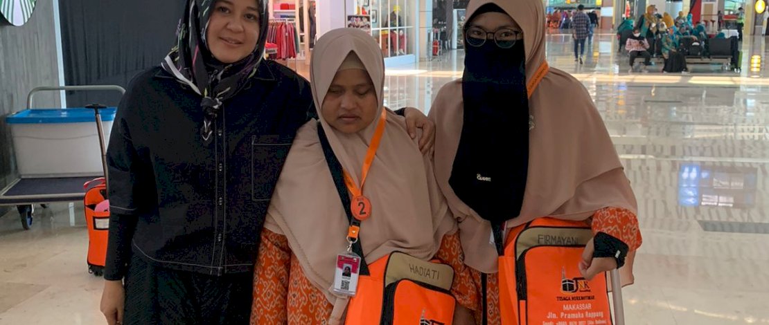 Wakil Wali Kota Makassar, Fatmawati Rusdi, memberangkatkan umrah salah seorang qoriah tunanetra asal Kabupaten Sidenreng Rappang (Sidrap), Hadiati Halim, pada Minggu, 11 Desember 2022.