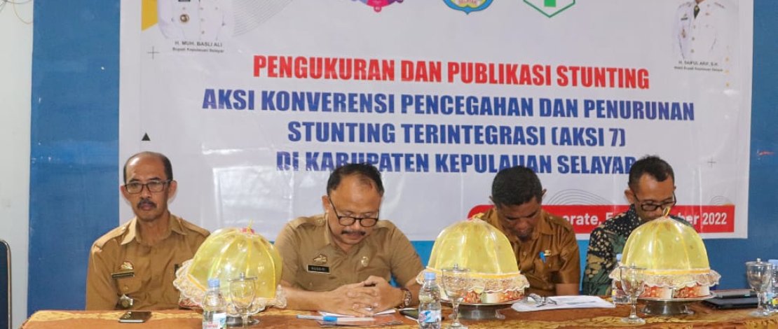 Kepala Dinas Kesehatan Kabupaten Kepulauan Selayar, dr Husaini MKes, saat membuka kegiatan Pengukuran dan Publikasi Stunting Sebagai Aksi Konverensi Pencegahan dan Penurunan Stunting Terintegrasi (Aksi 7), di Baruga Bonerate Kepulauan Selayar, Senin, 12 Desember 2022. 