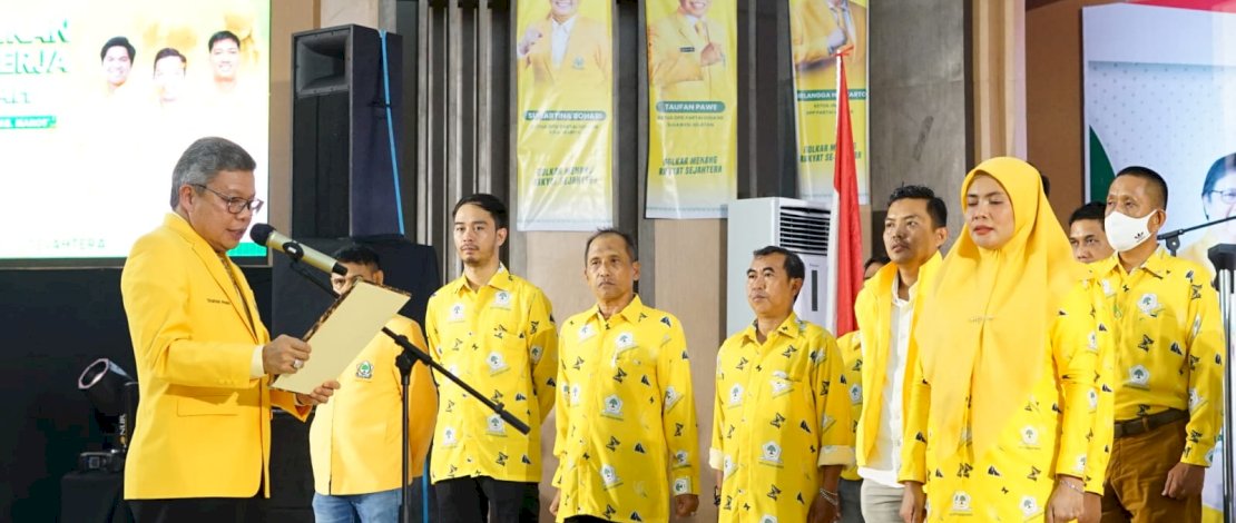 Ketua Golkar Sulsel, Taufan Pawe, melantik Ketua Golkar Maros, Suhartina Bohari, dan pengurusnya di Gedung Serba Guna Maros, Senin, 12 Desember 2022.