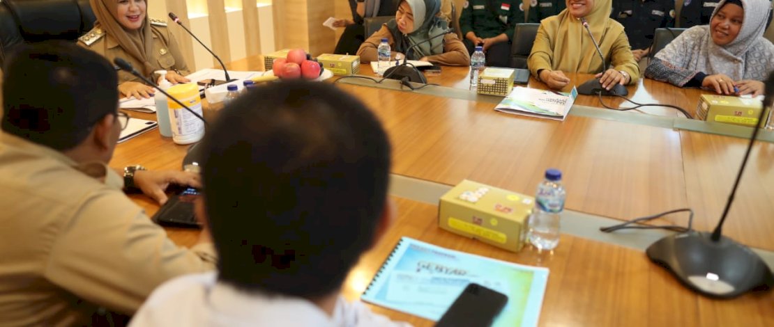 Wakil Wali Kota Makassar, Fatmawati Rusdi sebagai pembina dan pengarah kembali menggelar rapat persiapan kegiatan di Ruang Rapat Wakil Wali Kota Makassar, Jalan Ahmad Yani, Senin (12/12/2022).