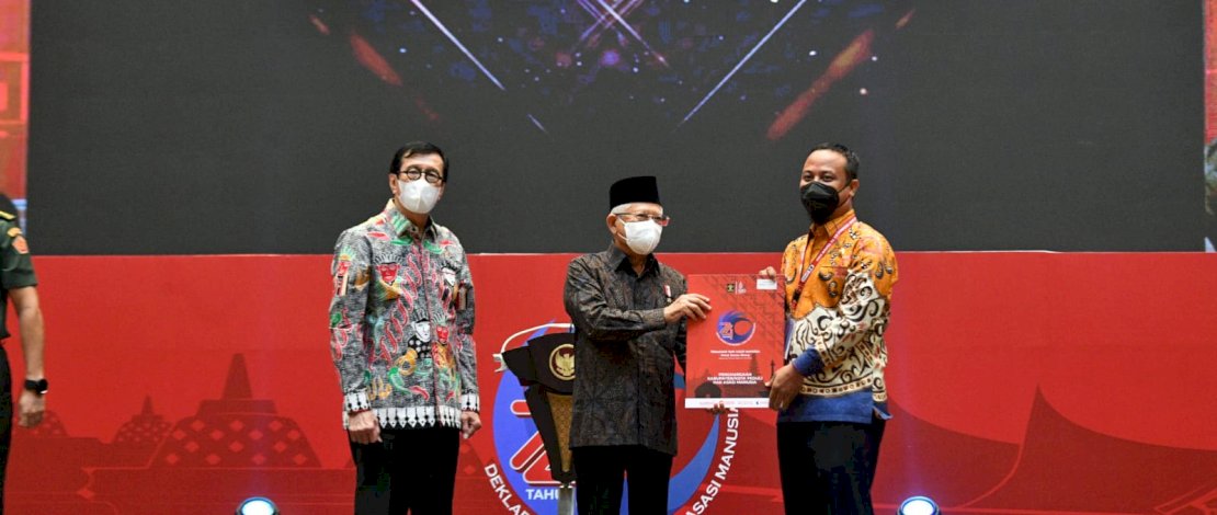 Gubernur Sulsel, Andi Sudirman Sulaiman, menerima penghargaan sebagai kepala daerah pembina 60 persen atau lebih daerah kabupaten kota Peduli Hak Asasi Manusia (HAM) pada tahun 2021. Gubernur Sulsel, Andi Sudirman Sulaiman, menerima penghargaan sebagai kepala daerah pembina 60 persen atau lebih daerah kabupaten kota Peduli Hak Asasi Manusia (HAM) pada tahun 2021.