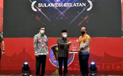 Hanya 10 di Indonesia, Gubernur Sulsel Terima Penghargaan Pembina Kabupaten Kota Peduli HAM