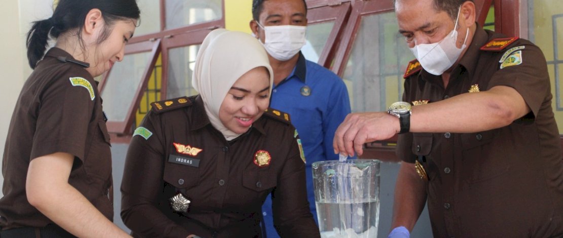 Sejumlah barang bukti hasil tindak pidana yang telah memiliki kekuatan hukum tetap (Inkracht) dimusnahkan pihak Kejaksaan Negeri Bone, Selasa, 13 Desember 2022.