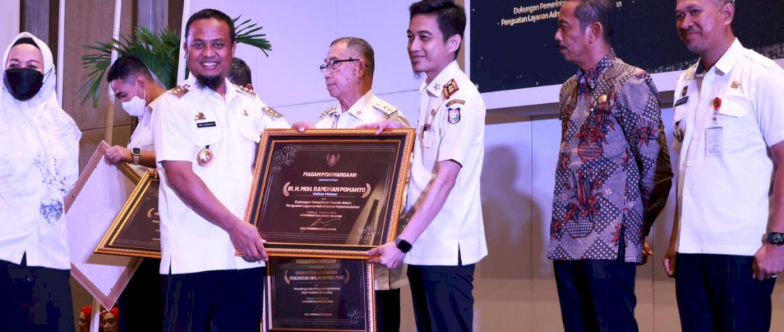 Pemkot Makassar Raih Penghargaan Daerah Penguatan Pelayanan Administrasi Kependudukan dari Gubernur Sulsel