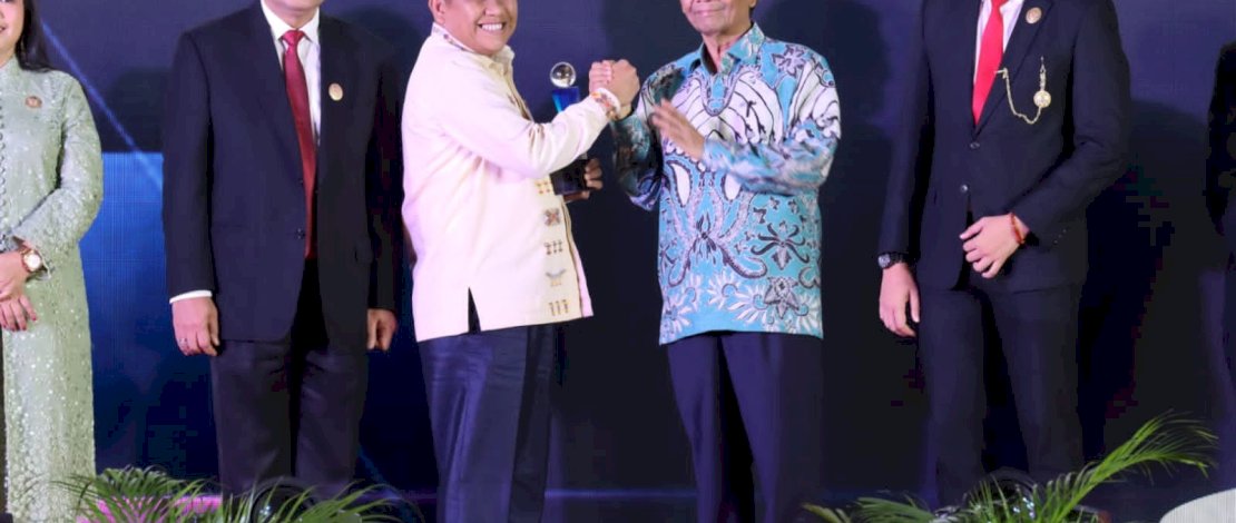 Penghargaan Anugerah Keterbukaan Informasi Publik 2022 diserahkan Menteri Koordinator Bidang Politik Hukum dan Keamanan RI, Mahfud MD, di Atria Hotel, Jalan Boulevard Raya Gading Serpong, Tangerang, Banten, Rabu, 14 Desember 2022.