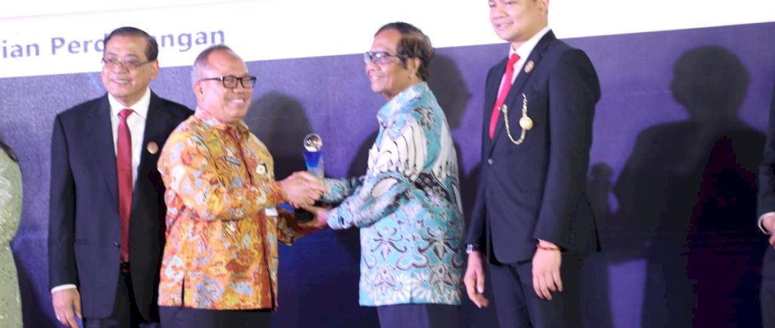 Kementan kembali dianugerahi sebagai Kementerian terbaik peringkat pertama dalam mengelola informasi dan komunikasi publik.