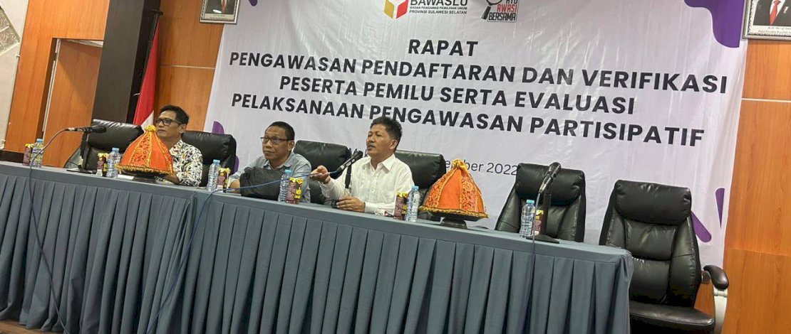 Bawaslu Provinsi Sulsel menyelenggarakan rapat pengawasan pendaftaran dan verifikasi peserta pemilu serta evaluasi pelaksanaan pengawasan partisipatif tahun 2022, di Ruang Rapat Nur Muthmainna, Kantor Bawaslu Sulsel, Rabu , 14 Desember 2022.