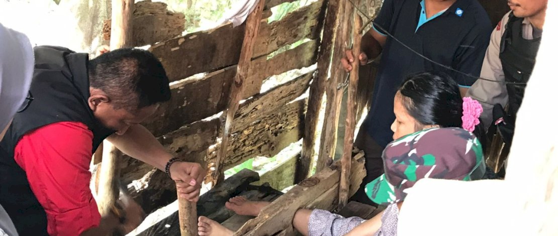 Enam Tahun Terhimpit Papan Kayu, Kaki Elis Kini Bebas Berkat Program Bebas Pasung Enam Tahun Terhimpit Papan Kayu, Kaki Elis Kini Bebas Berkat Program Bebas Pasung