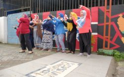 Kunjungi Lorong Wisata, Dinas Kominfo Kota Makassar Main Game Bareng IRT