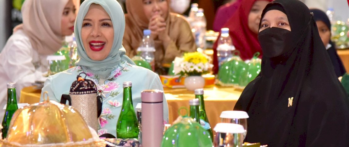 Penasehat DWP Kementrian Pariwisata dan Ekonomi Kreatif, Nur Asia Uno, membuka Cooking Class, yang dilaksanakan dalam rangka Peringatan HUT Dharma Wanita Persatuan (DWP) Ke-23 dan Peringatan Hari Ibu ke-94 Tahun 2022, di Kampus Politeknik Pariwisata (Poltekpar) Makassar, Jumat, 16 Desember 2022.