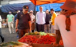 Kendalikan Harga Jelang Nataru, Taufan Pawe Gelar Pasar Murah