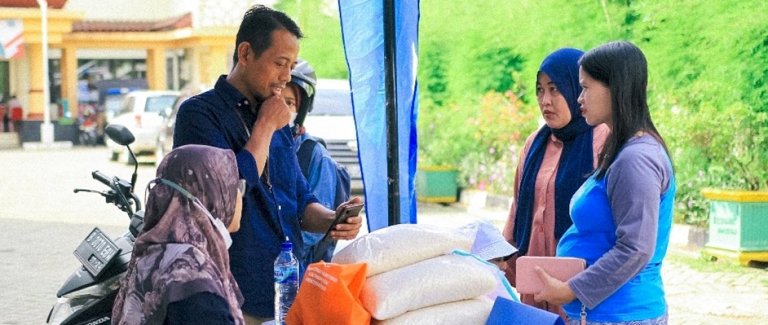 Direktorat Jenderal Tanamam Pangan bekerjasama dengan Koperasi Maju Mandiri Terpercaya dan Pasar Mitra Tani/Toko Tani Indonesia Center (TTIC) memasarkan beras produksi petani dengan harga terjangkau.