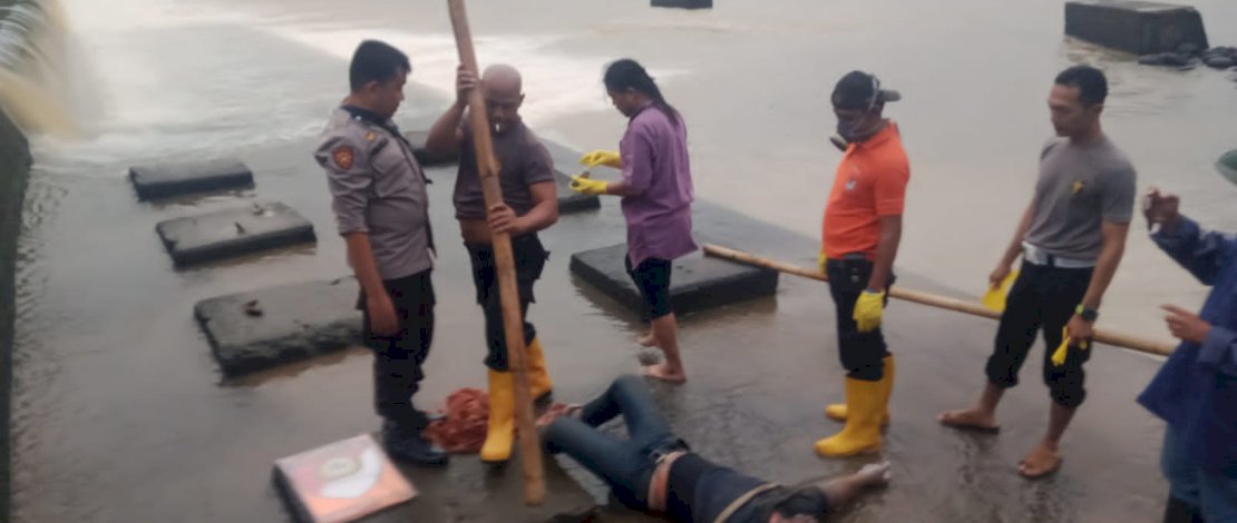 Proses evakuasi mayat di Sungai Jeneberang. Proses evakuasi mayat di Sungai Jeneberang.