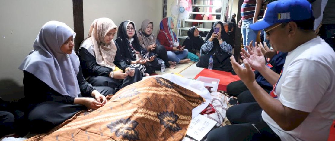 Melayat ke Rumah Duka Mantan Kasatpol PP Makassar, Danny Minta Masyarakat Mendoakan Melayat ke Rumah Duka Mantan Kasatpol PP Makassar, Danny Minta Masyarakat Mendoakan