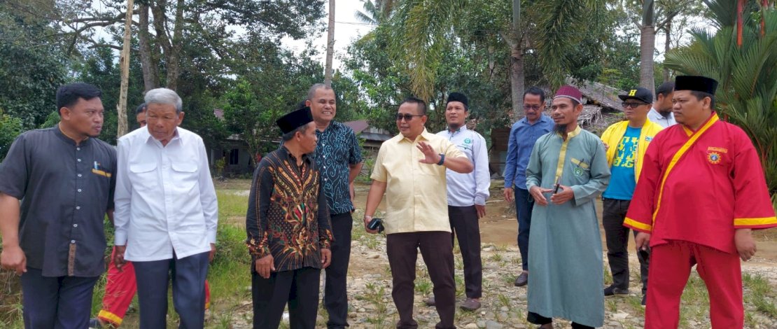 Anggota Komisi V DPR RI, Muhammad Fauzi berkunjung Pesantren Darul Arqam Muhammadiyah Balebo, Luwu Utara. Fauzi meninjau langsung lahan yang nantinya akan dibangum rumah susun (Rusun) untuk para santri sekolah tahfidz quran itu. Minggu (18/12/2022)