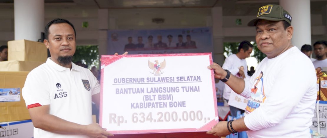 Gubernur Sulsel, Andi Sudirman Sulaiman, menyerahkan Bantuan Langsung Tunai senilai Rp 634,2 juta kepada Bupati Bone.