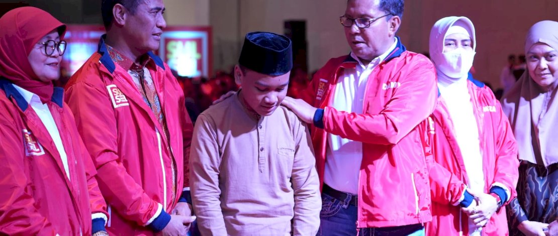 Penyerahan beasiswas secara simbolis diberikan Ketua Umum IKA Unhas Amran Sulaiman di dampingi Wali Kota Makassar Danny Pomanto, pada acara Pelantikan Pengurus IKA Unhas Sulsel di Hotel Four Point by Sheraton, Senin (19/12/2022) malam.
