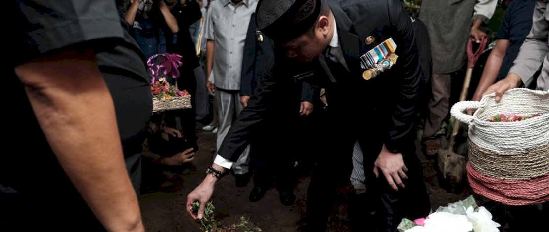 Pimpin Upacara Pemakaman Kadis Perdastri Gowa, Adnan Mengaku Kehilangan  Pamong Panutan 