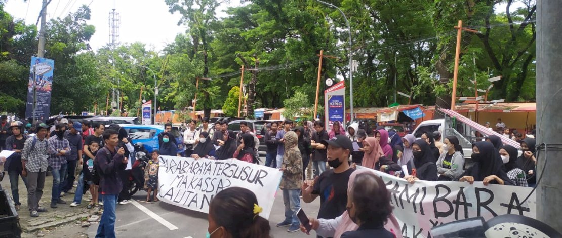 Demonstrasi di Depan Pengadilan, Warga Barabaraya : Tidak Ada Pembangunan Seharga Nyawa Manusia