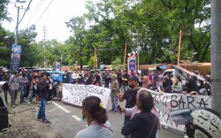 Demonstrasi di Depan Pengadilan, Warga Barabaraya : Tidak Ada Pembangunan Seharga Nyawa Manusia