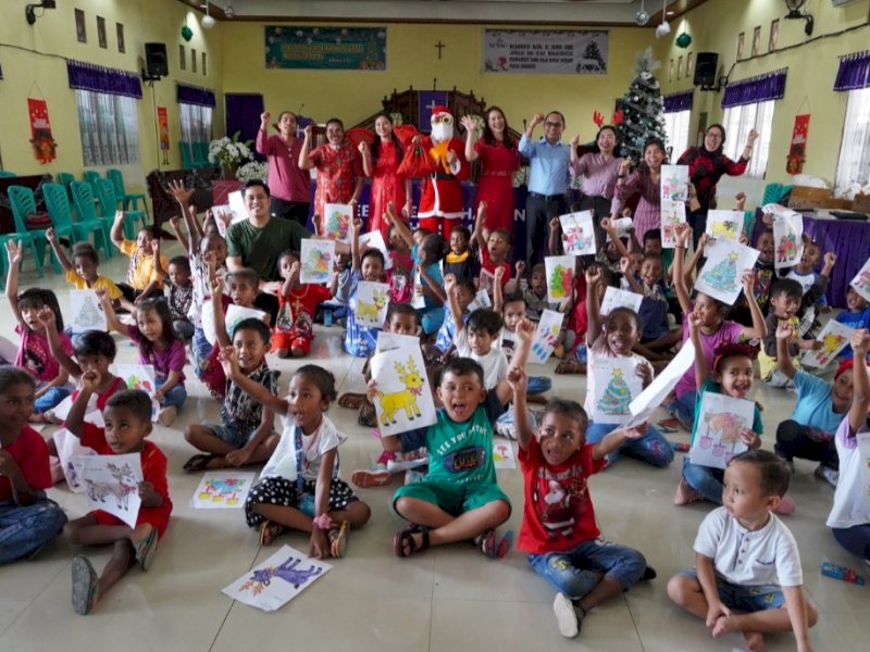 Sambut Natal, Aston Sorong Berbagi Kebahagiaan di Gereja