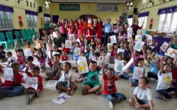 Sambut Natal, Aston Sorong Berbagi Kebahagiaan di Gereja