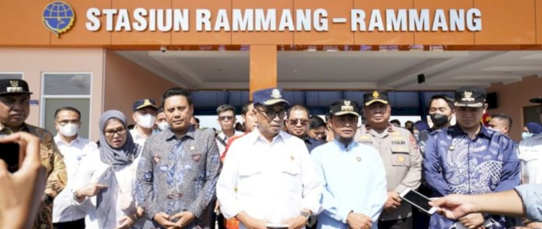 Menhub RI – Gubernur Sulsel dan Bupati Maros Naik Kereta Api Nikmati Keindahan Wisata Alam Rammang-Rammang Menhub RI – Gubernur Sulsel dan Bupati Maros Naik Kereta Api Nikmati Keindahan Wisata Alam Rammang-Rammang