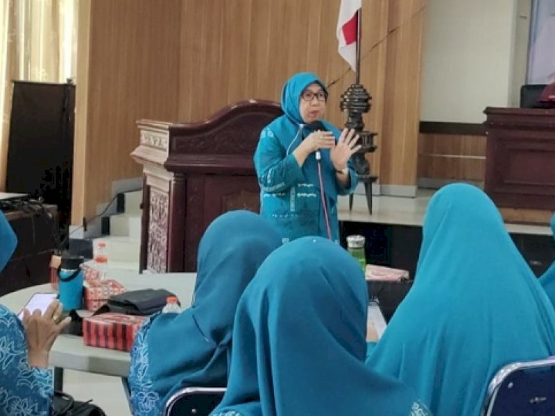 PKK Maros Belajar Menggunakan Operator Sistem Informasi Manajemen