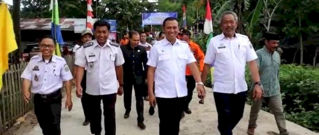Bupati Takalar, Syamsari Kitta, meresmikan penggunaan jalan beton di berbagai ruas.