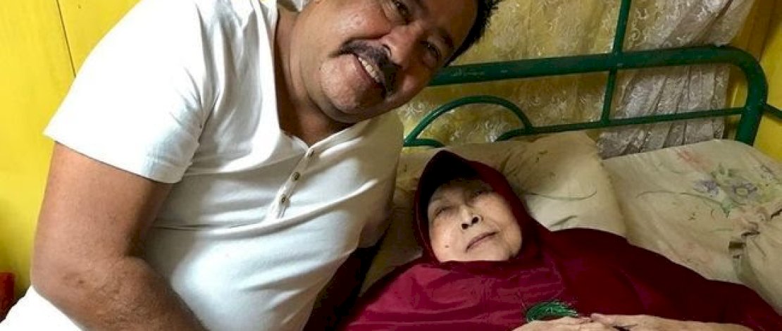 Aminah Cendrakasih semasa hidupnya saat dikunjungi Rano Karno (dok : instagram @si.rano) 