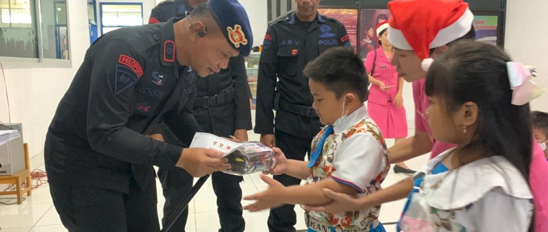 Personel Brimob Bone Bagi-bagi Paket Cinta di Sekolah Kristen Kalam Kudus
