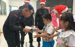 Personel Brimob Bone Bagi-bagi Paket Cinta di Sekolah Kristen Kalam Kudus