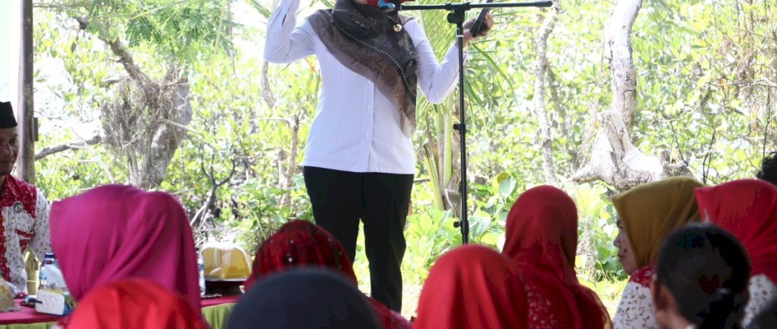 Indah Putri Indriani saat membuka Rapat Kerja Daerah (Rakerda) DPD Perhiptani Kabupaten Luwu Utara, di Pantai Seta-seta, Desa Poreang, Kecamatanan Tanalili, kemarin, Rabu, 21 Desember 2022.