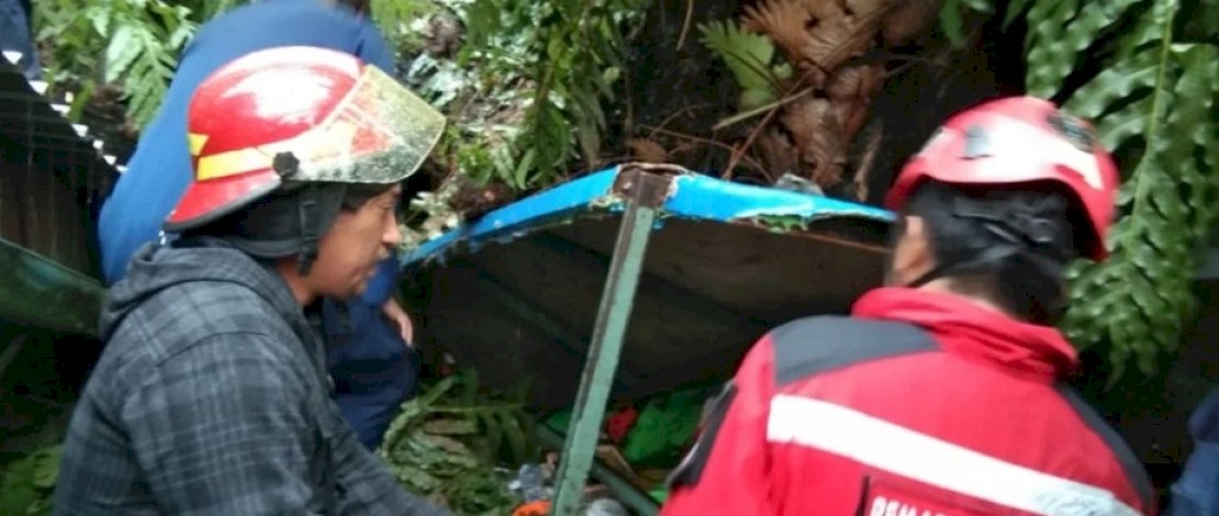 Evakuasi korban pohon tumbang di Jalan Sungai Lariang.