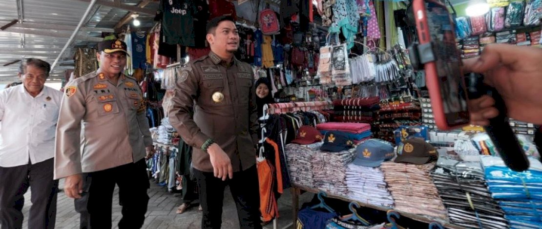Bupati Gowa Adnan Purichta Ichsan bersama Forkopimda, melakukan pantauan harga kebutuhan pokok, di Pasar Sungguminasa, kemarin, Kamis, 22 Desember 2022. Bupati Gowa Adnan Purichta Ichsan bersama Forkopimda, melakukan pantauan harga kebutuhan pokok, di Pasar Sungguminasa, kemarin, Kamis, 22 Desember 2022.