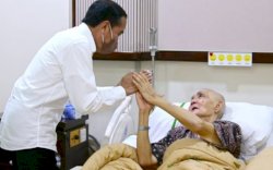 Jenguk ke RSPAD, Jokowi Kabarkan Kondisi Try Sutrisno Membaik