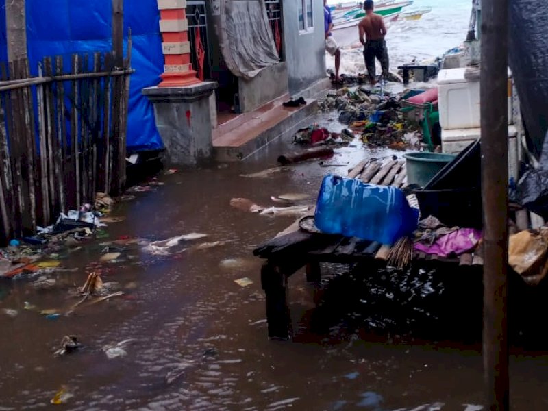  Hujan dan Air Laut Pasang, Pulau Kodingareng Nyaris 'Tenggelam'