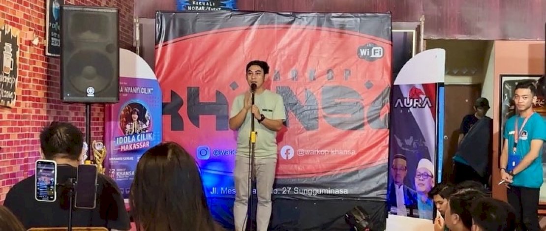 Owner Warkop Khansa, Munawir, saat mengumumkan juara Idola Cilik Makassar 2022.