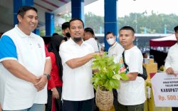 Anti Mager di Maros, Gubernur Sulsel Bagikan Bibit Kopi ke Masyarakat