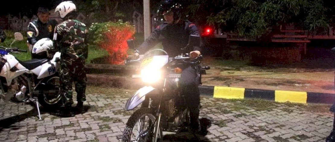 Komandan Batalyon ( Danyon ) C Pelopor Satbrimob Polda Sulsel Kompol Nur Ichsan, terlihat mengendarai motor trail dinas Brimob saat menyambangi gereja GPIB Immanuel Watampone di Jalan Ahmad Yani Kabupaten Bone, Sabtu (24/12/2022) 