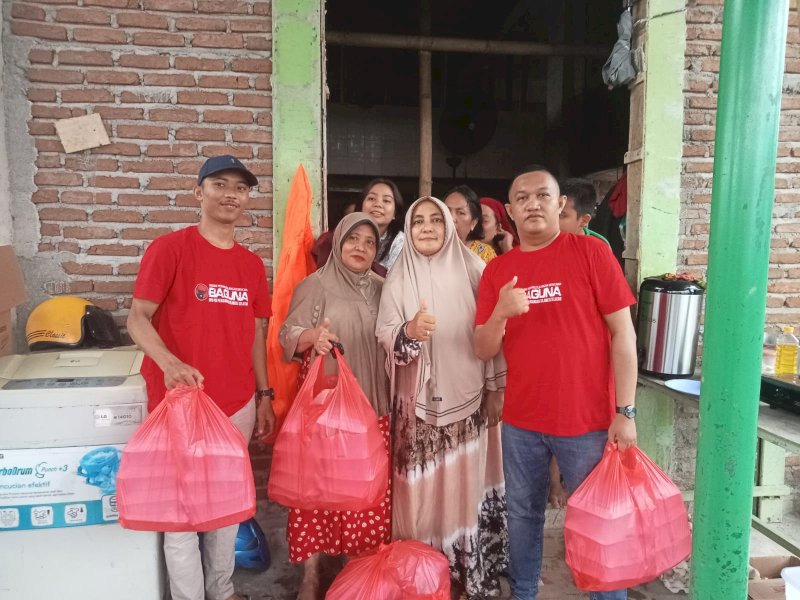 Baguna PDIP Sulsel Bagikan Makanan Siap Saji untuk Warga Terdampak Banjir di Antang
